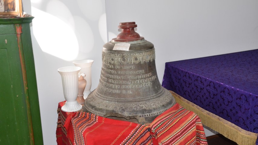 Открадната преди години камбана на църквата в арчар още стои с табелата веществено доказателство от полицията