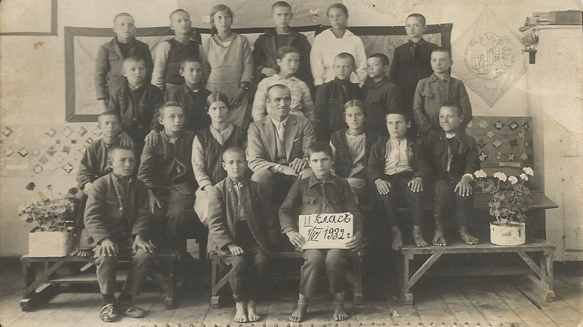 Mësuesi Ivan Brënzallov bashkë me nxënësit e tij më 1 qershor 1932