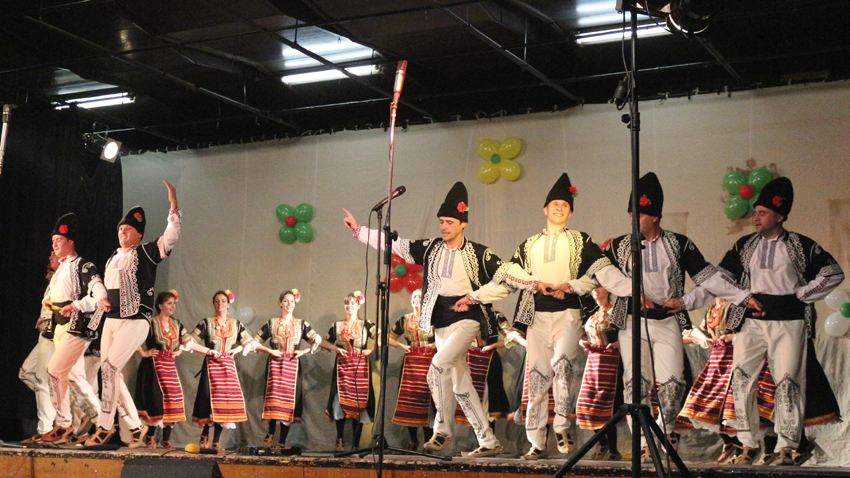 Танцьорите от ансамбъл „Средец”. Снимка: Илко Илиев