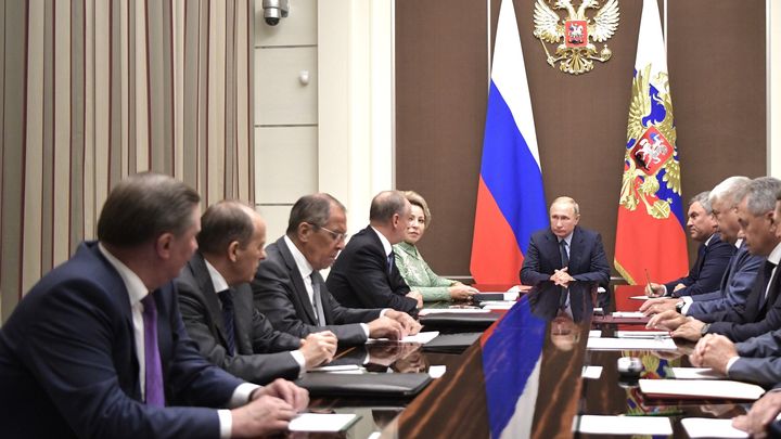 Руският президент Владимир Путин е обсъдил на съвещание с членовете