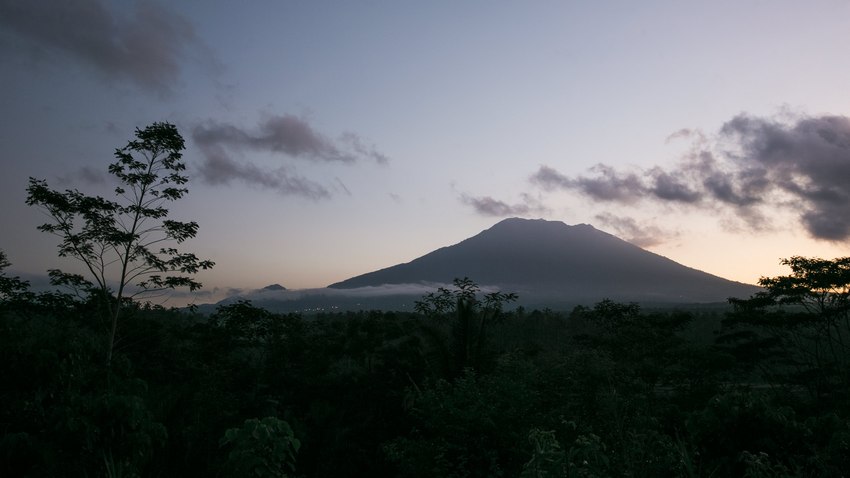 Индонезия издаде най-висока степен на тревога за вулкан на остров