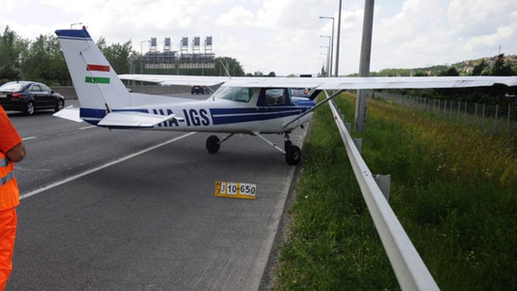 17 годишен пилот успял да приземи неизправния си самолет на магистрала