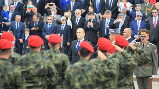 Нехайното отношение към армията подкопава държавността, заяви президентът Румен Радев