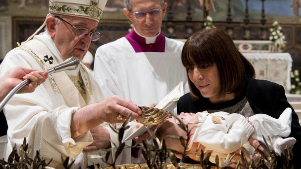 Папа Франциск кръсти 34 бебета на дълга церемония в Сикстинската