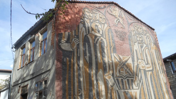 Една от художествените емблеми на Велико Търново се руши