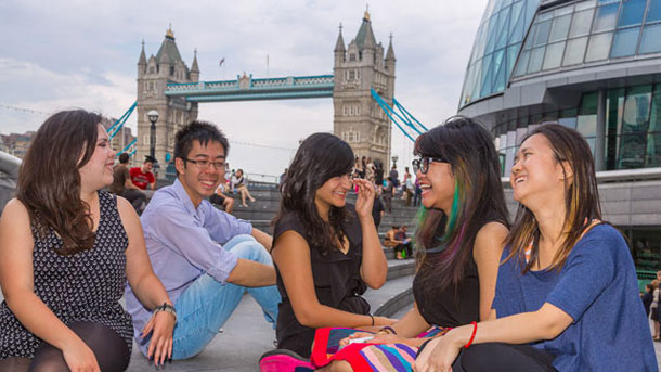 Приходите от чуждестранните студенти във Великобритания са десет пъти по големи