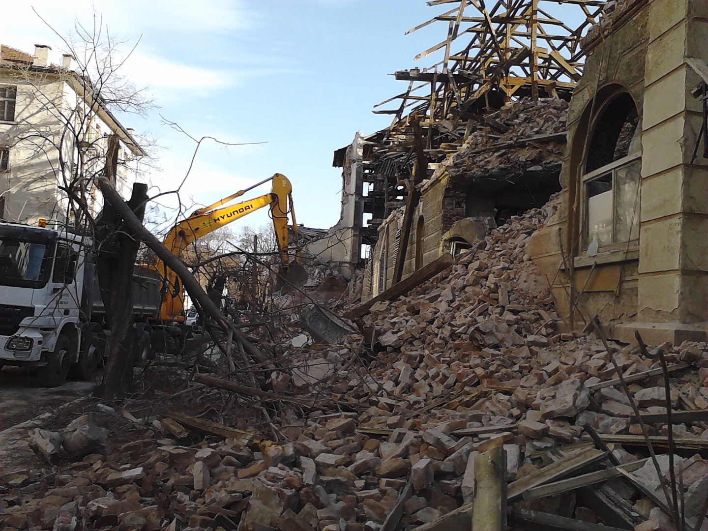 сн. Радио Пловдив, разрушеният склад на 7 март