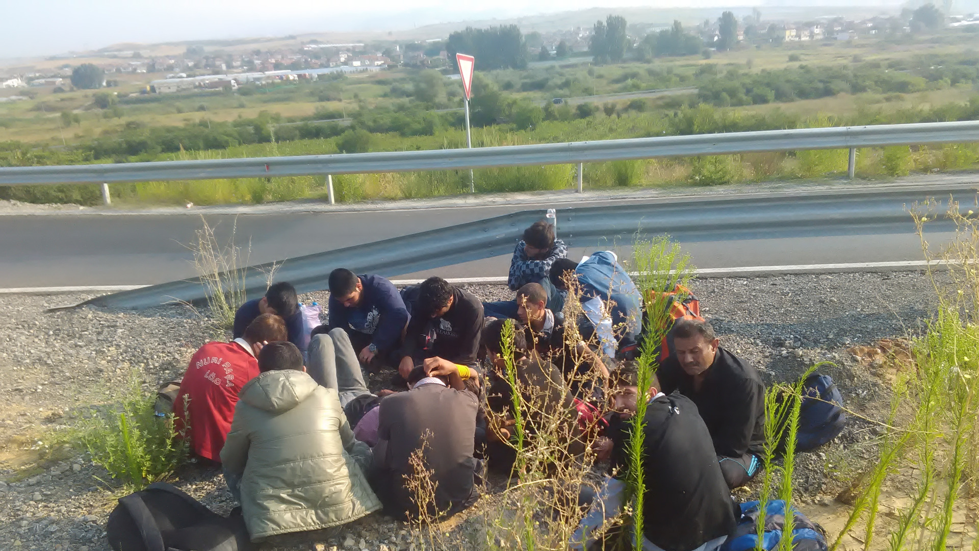 7 бежанци са открити и задържани в необитаем дом в