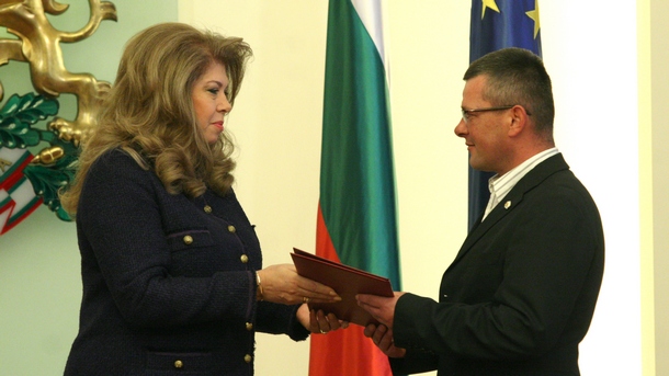Вицепрезидентът Илияна Йотова връчи документ за българско гражданство на сърбина Сафет