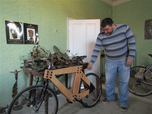 Дървеното колело на Светлин Николаев