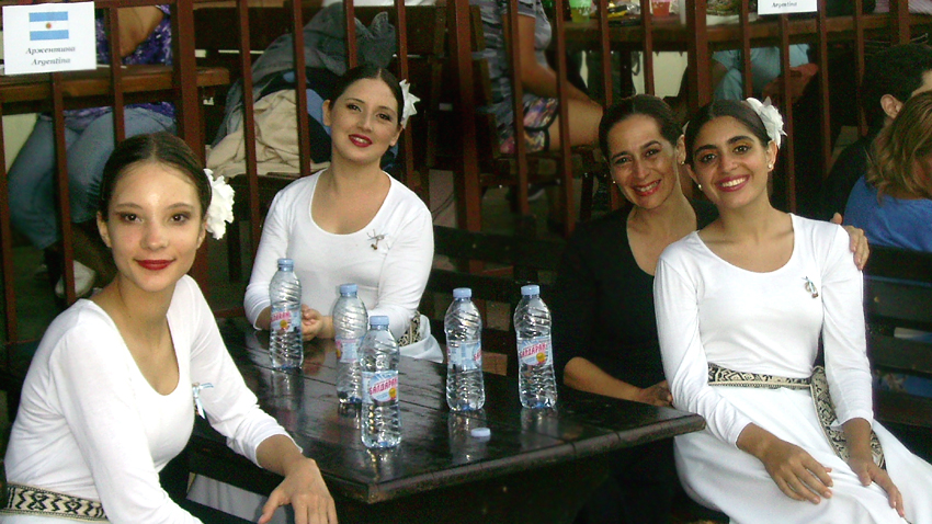 Laura Franchini con las bailarinas del Ballet Cultural Argentino