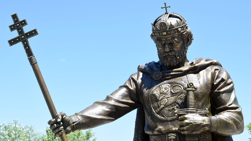 Паметникът на Цар Самуил до базиликата Св. София в София, Снимка: Булфото