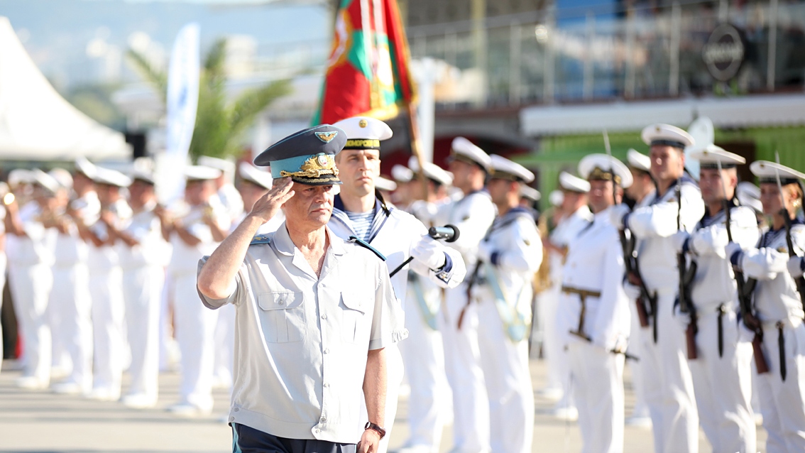 21 курсанти във военноморските сили и 20 военни лекари положиха