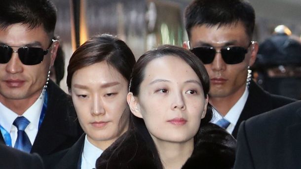 Ким Йо-чен (на преден план) - сестрата на севернокорейския лидер Ким Чен-ун, след пристигането й на международното летище „Инчхон“, недалече от Сеул.