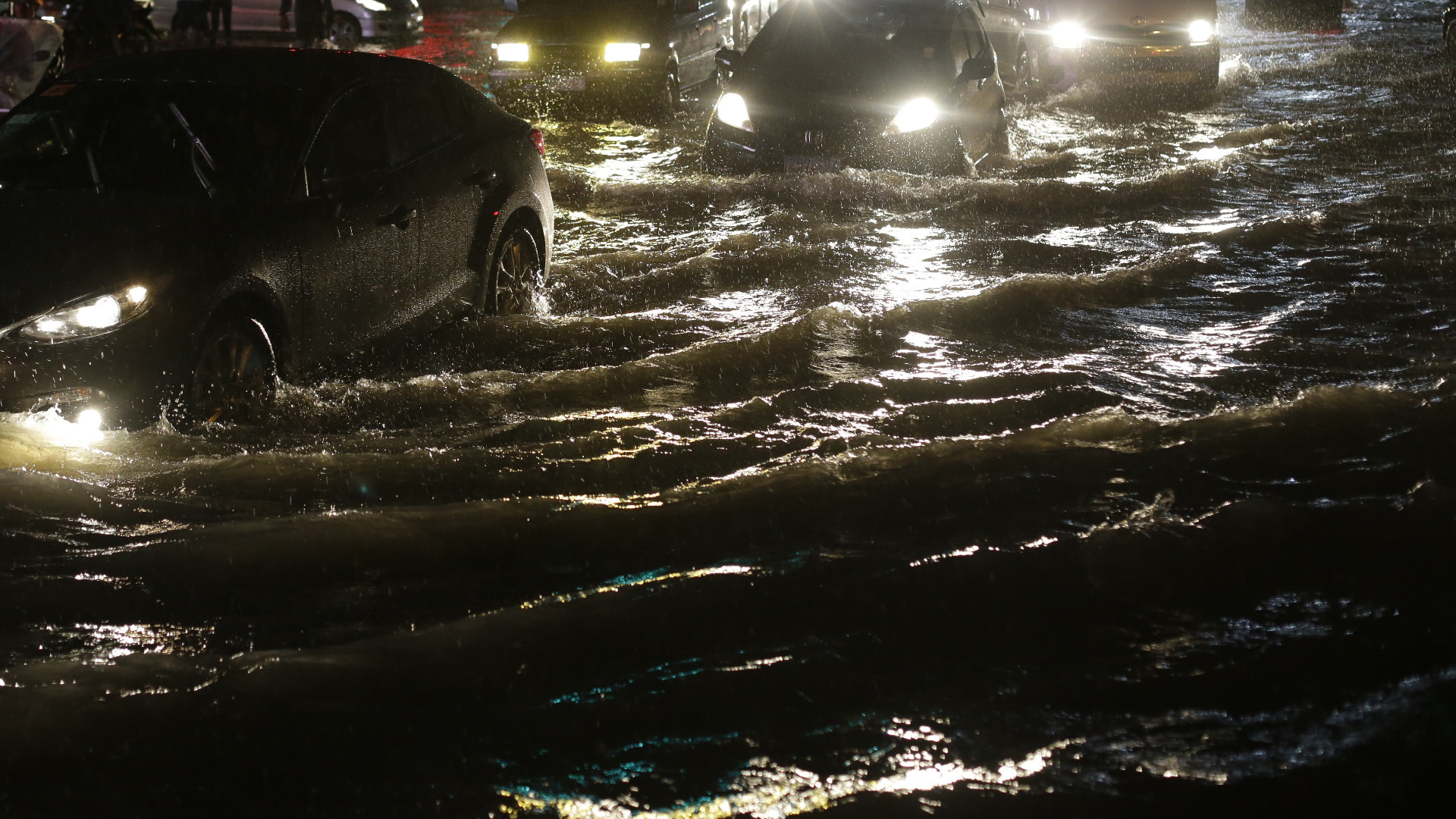 Най-малко пет са жертвите от наводнение в околностите на Атина.