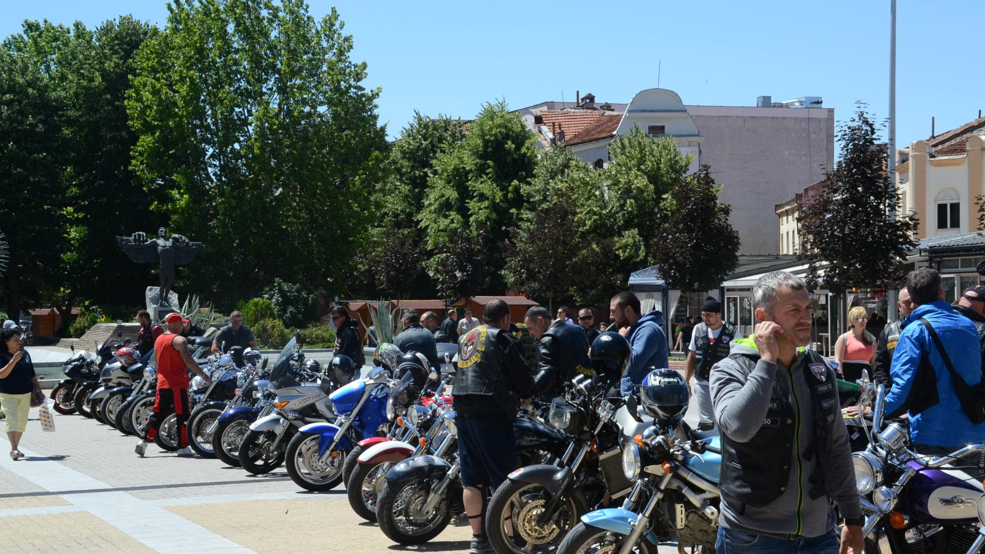 Десетки мотористи пристигнаха на площада в Хасково за да подкрепят