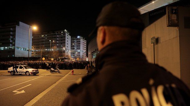 Португалските власти обискираха офисите на футболния Бенфика като част от