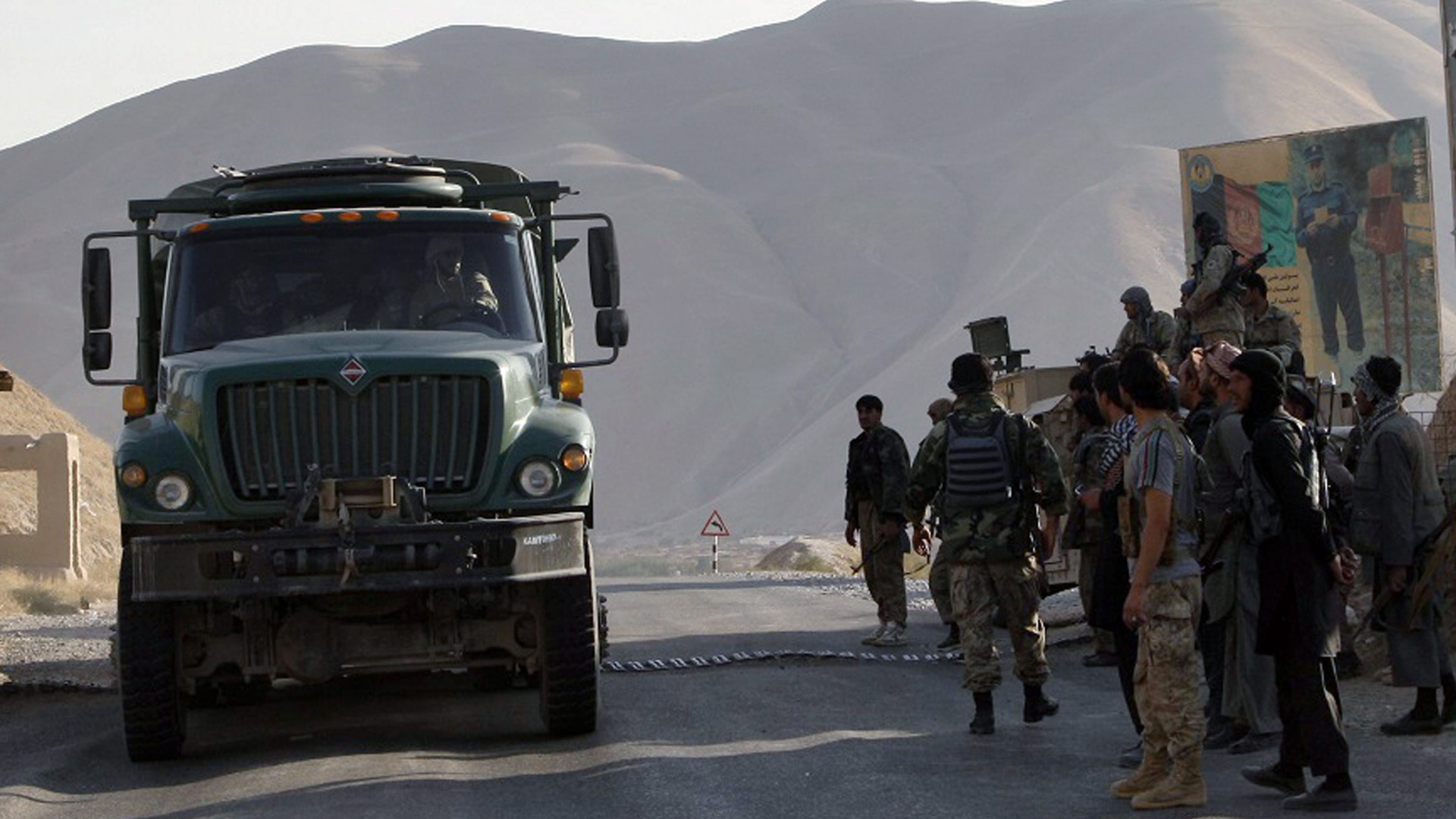 Най малко 100 души от афганистанските сили за сигурност са