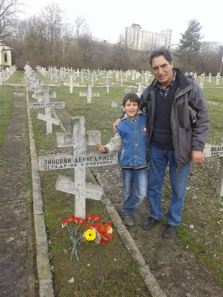 Добрич, военното гробище - снимка до гроба на опълченеца  Зинови Дерменджиев - правнука Стоян и праправнука Калоян