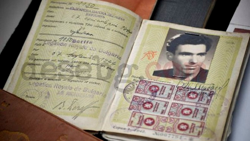 Болгарский паспорт профессора по космическим исследованиям Видена Табакова. Фото: desebg.com