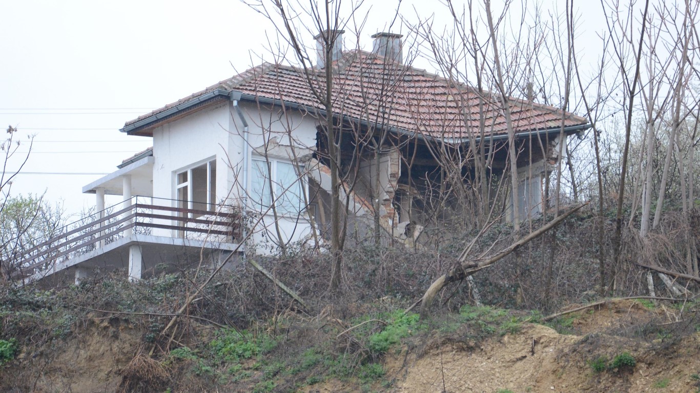 Къщата, която рухна в с. Цар Симеоново заради свлачище преди година