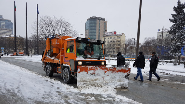 133 машини почистват София от снега и обработват трасетата на