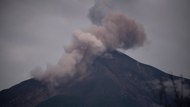 Властите в Гватемала преустановяват търсенето на изчезналите след изригването на