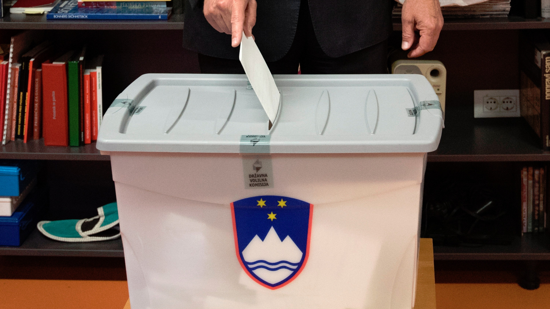 Десноцентристката антиимигрантска Словенска демократическа партия СДП води 26 8 на сто