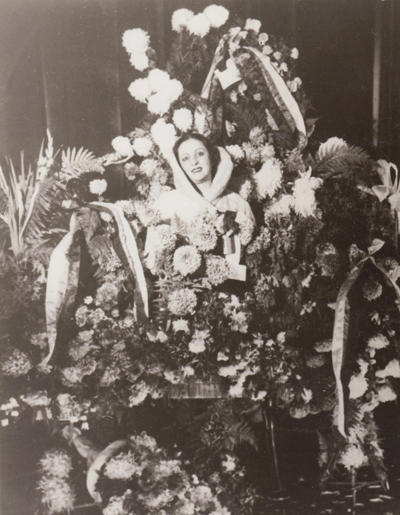 Мими Балканска след представление на „Царицата на чардаша“, 1931 г.