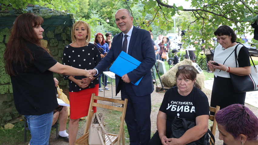 Социалният министър Бисер Петков занесе в двата палаткови лагера край