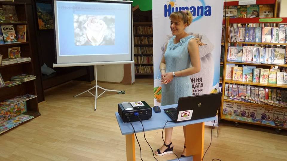 Акушерката Владислава Славова при гостуването си в училището за родители във Видин. Снимка: С 9 месеца на училище