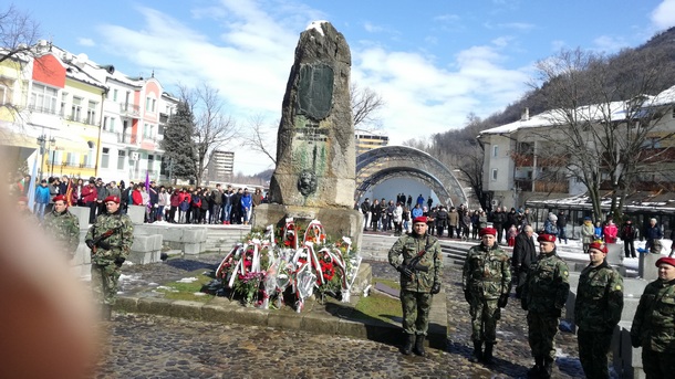 Стотици жители и гости на Ловеч се поклониха пред паметта