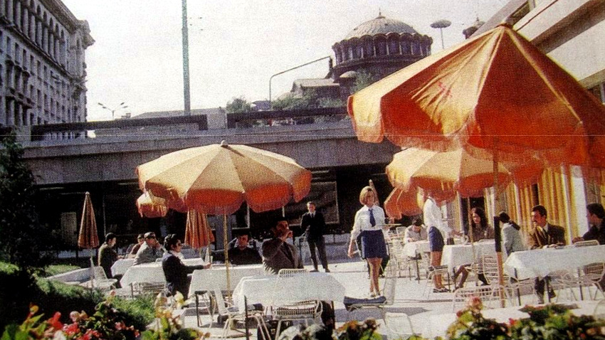 Die Café-Terrasse in der Unterführung vom ZUM-Einkaufszentrum