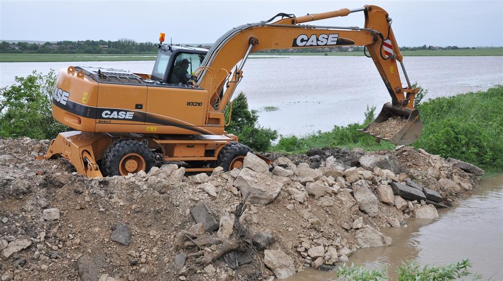 Непочистени канали и разрушени диги в област Бургас са потенциално