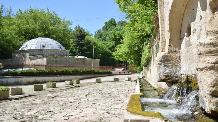 Старинните каварненски чешми от турско време са разположени по пътя