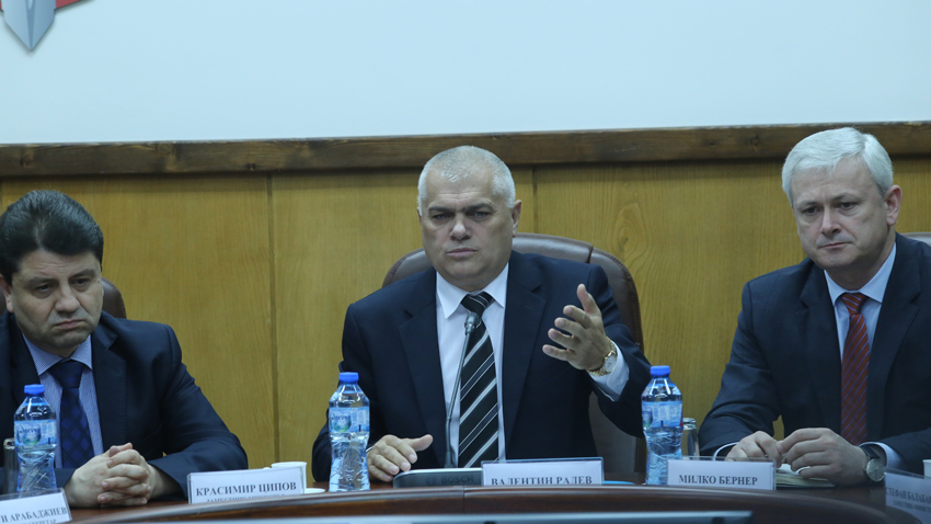 Министърът на вътрешните работи Валентин Радев призна че МВР прави