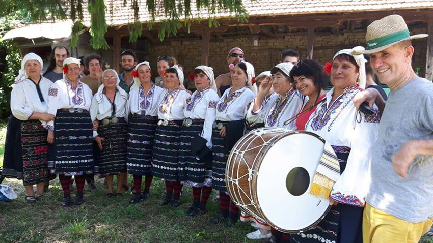 Grupi joprofesional i këngëtarëve i fshatit i magjeps mysafirët me këngë dhe veshje tradicionale