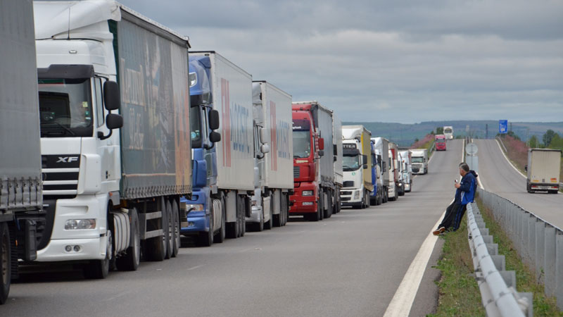 Шофьори на товарни автомобили затвориха движението на Дунав мост 2