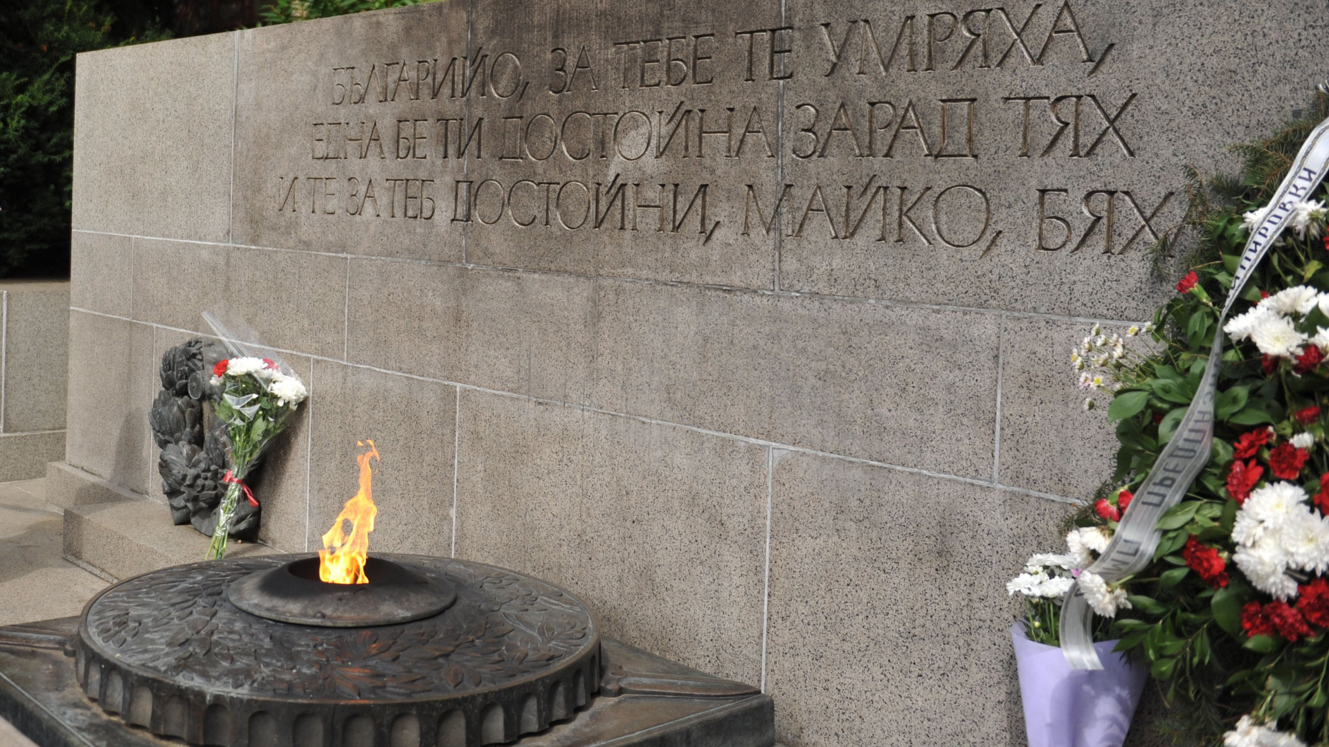 Успоредно с празника за независимостта на България, Паметникът на Незнайния