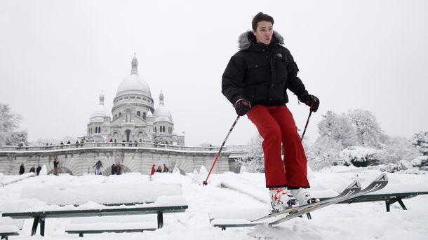 Неколцина скиори се спускаха в сряда по улици в Монмартър