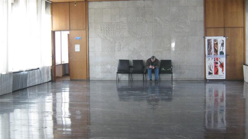 Докато се провеждаше заседнието,  в коридора пред залата нямаше дебатиращи съветници.