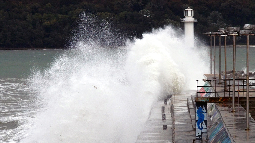 Огромни вълни в Охридското езеро предизвикани от силния вятър заляха