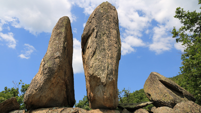 Los hermanos, pueblo de Rozovets (centro de Bulgaria)