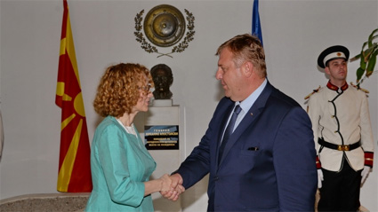 Македонският вицепремиер и  министър на отбраната Радмила Шекеринска пристига у