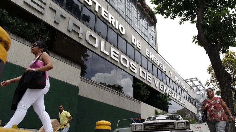 Хиляди работници на венецуелската държавна петролна компания компании PDVSA напускат,