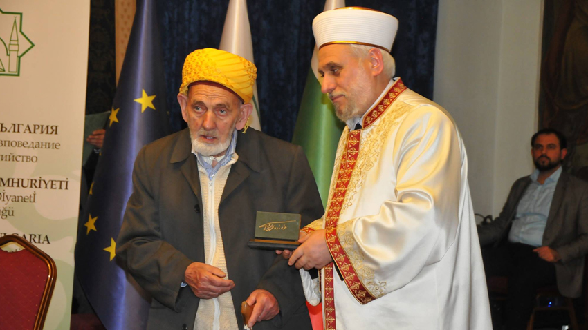 Başmüftü Mustafa Hacı hayatını İslami hizmetlere adayan 92 yaşındaki Mehmed Hamid hocaya ödülü takdim ederken.