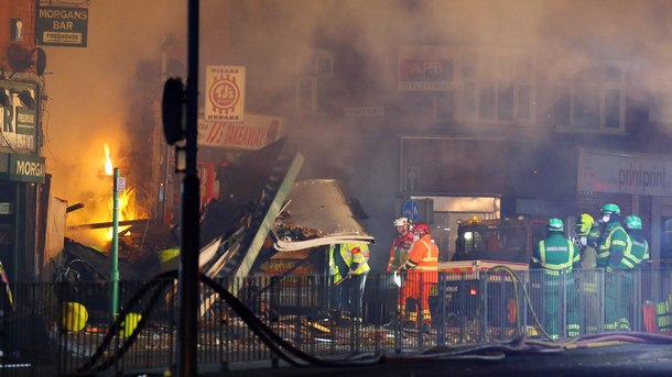 Британските власти повдигнаха обвинения на трима мъже за експлозията която