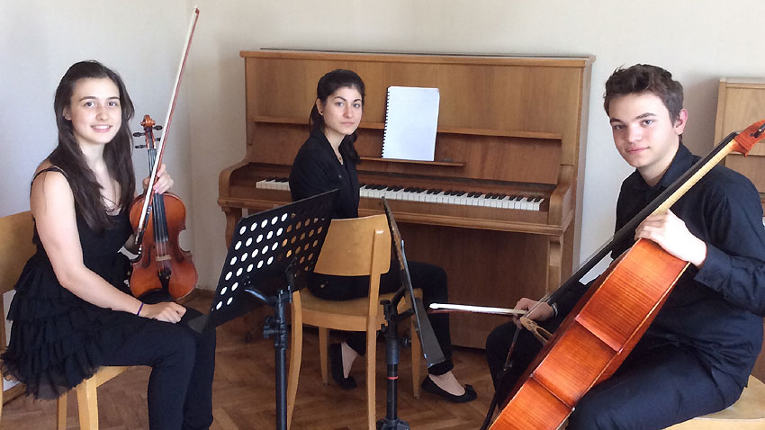 Дебора Стефанова - цигулка, Мила Михова - пиано, Момчил Пандев - виолончело (отляво надясно)