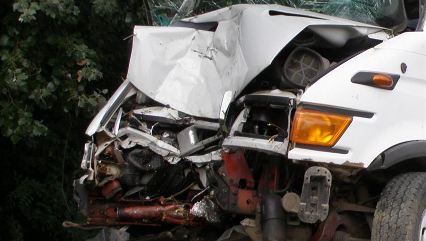 Възрастен шофьор на микробус е катастрофирал и починал на място