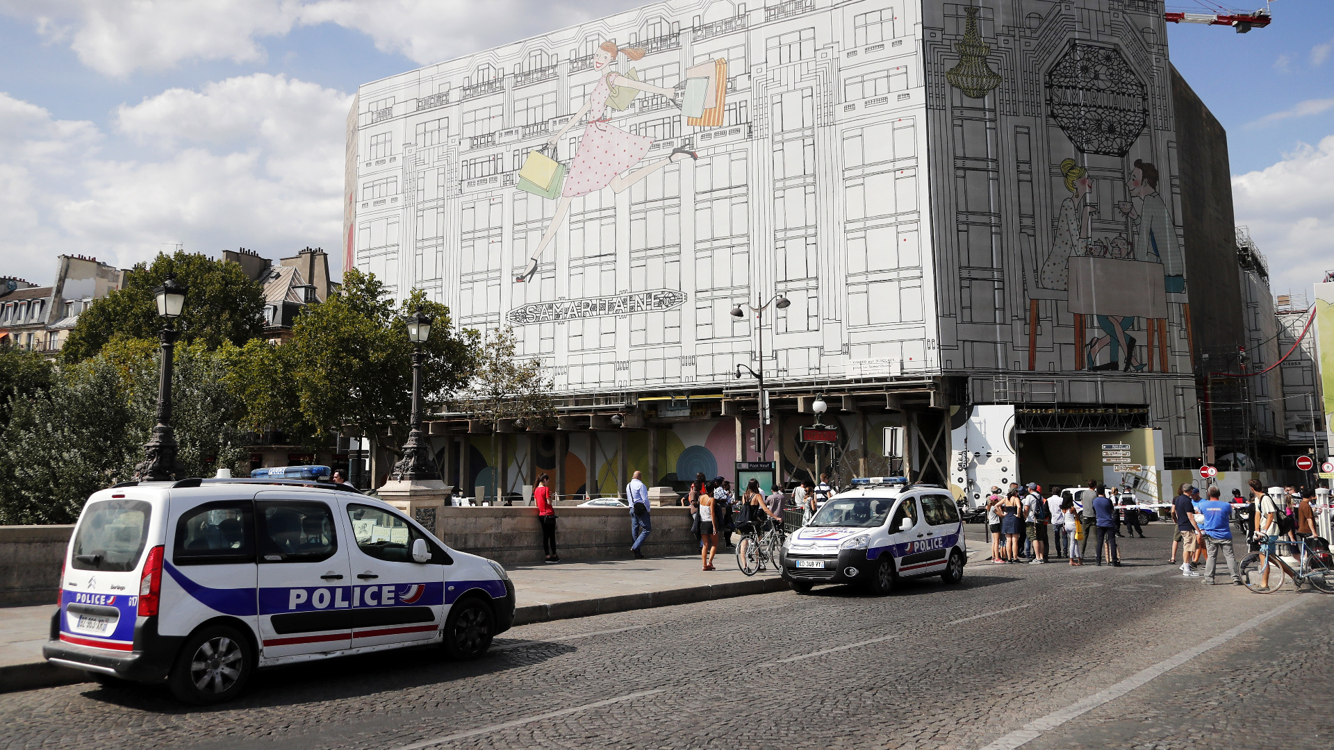 Трима френски полицаи бяха поставени днес под стража заради случая